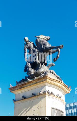 War and Peace St george and the Dragon Statue Monument on Sockel von Charles Leonard Hartwell RA englischer Bildhauer in Bronze Stockfoto