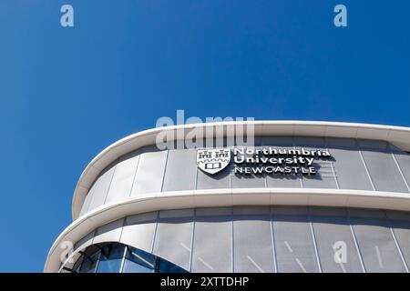 Schild und Schild auf dem GUS-Gebäude für northumbria University, ellison Place, newcastle upon tyne, großbritannien Stockfoto