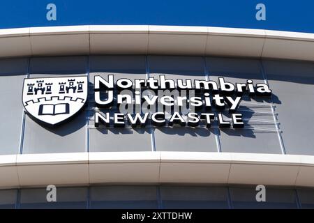 Schild und Schild auf dem GUS-Gebäude für northumbria University, ellison Place, newcastle upon tyne, großbritannien Stockfoto