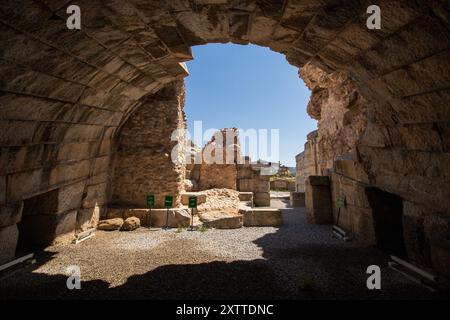 IZNIK, TÜRKEI - 08. August 2024: Das antike römische Theater in Iznik. Iznik ist eine Stadt in der Provinz Bursa in der Türkei. Die Stadt befindet sich an der Stelle des Stockfoto