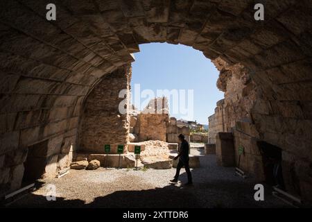 IZNIK, TÜRKEI - 08. August 2024: Das antike römische Theater in Iznik. Iznik ist eine Stadt in der Provinz Bursa in der Türkei. Die Stadt befindet sich an der Stelle des Stockfoto