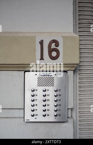 Apartmentblock-Gegensprechanlage mit 32 Tasten auf einer Edelstahlplatte Potts Point Apartments and Houses, Sydney, Australien Stockfoto