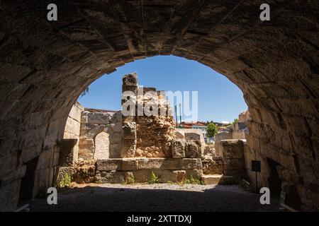 IZNIK, TÜRKEI - 08. August 2024: Das antike römische Theater in Iznik. Iznik ist eine Stadt in der Provinz Bursa in der Türkei. Die Stadt befindet sich an der Stelle des Stockfoto