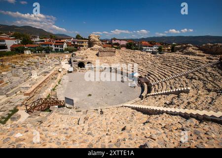 IZNIK, TÜRKEI - 08. August 2024: Das antike römische Theater in Iznik. Iznik ist eine Stadt in der Provinz Bursa in der Türkei. Die Stadt befindet sich an der Stelle des Stockfoto