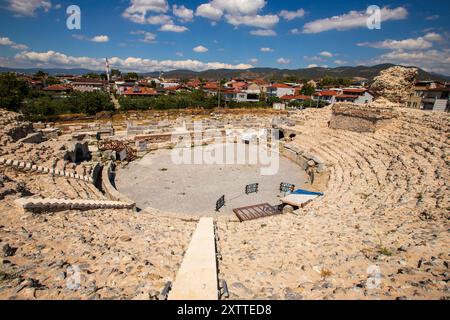 IZNIK, TÜRKEI - 08. August 2024: Das antike römische Theater in Iznik. Iznik ist eine Stadt in der Provinz Bursa in der Türkei. Die Stadt befindet sich an der Stelle des Stockfoto