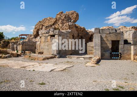 IZNIK, TÜRKEI - 08. August 2024: Das antike römische Theater in Iznik. Iznik ist eine Stadt in der Provinz Bursa in der Türkei. Die Stadt befindet sich an der Stelle des Stockfoto