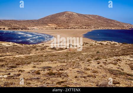 Malerischer Blick von der Halbinsel Prasonisi auf Rhodos, Griechenland mit dem ägäischen Meer auf der rechten Seite und dem mittelmeer auf der linken Seite Stockfoto