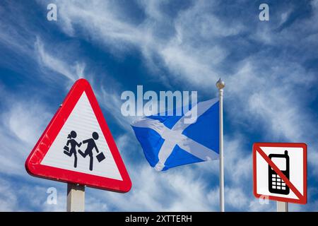 Schottland-Flagge, Schulkinder und kein Handyschild. Verbot von Mobiltelefonen, Telefonen im schottischen Schulkonzept Stockfoto