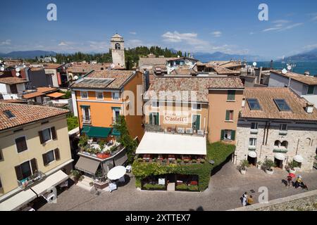 Sirmione, Italien - 20. August 2021: Blick auf die Altstadt vom Schloss Scaliger, Sirmione, Lombardei, Italien. Stockfoto