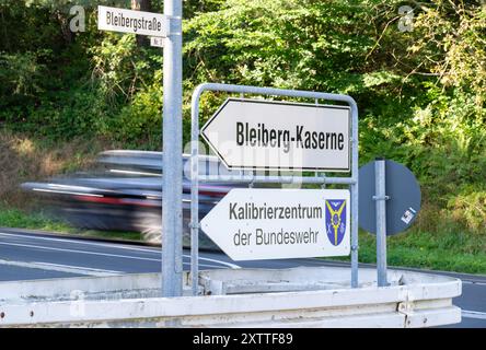 16. August 2024, Nordrhein-Westfalen, Mechernich: Schilder weisen auf die Bleibergkaserne und das Kalibrierzentrum der Bundeswehr in Mechernich im Landkreis Euskirchen hin. Die Stadt Mechernich hat eine teilweise Warnung vor einer möglichen Verunreinigung des Trinkwassers ausgegeben: Untersuchungen einer speziellen Feuerwehr hätten ergeben, dass das Wasser weder biologisch noch chemisch kontaminiert sei, sagte ein Sprecher der Stadt heute Morgen. Nachdem am Donnerstagabend, 15.08.2024, ein abgeschnittener Zaun an einem der erhöhten Trinkwassertanks der Stadt entdeckt worden war, hatte das Gesundheitsamt Mechernich gewarnt Stockfoto