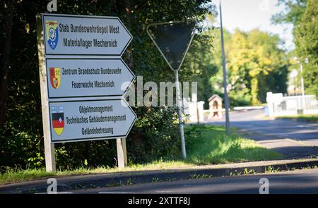 16. August 2024, Nordrhein-Westfalen, Mechernich: Wegweiser weisen auf „Stab des Bundeswehrdepots West“, „Materialdepot Mechernich“, „Feuerwehrzentrale Bundeswehr“, „Feuerwache Mechernich“, „Facility Management, Technisches Facility Management, Standortmanagement Mechernich“ im Landkreis Euskirchen. Die Stadt Mechernich hat eine teilweise Warnung vor einer möglichen Verunreinigung des Trinkwassers ausgegeben: Untersuchungen einer speziellen Feuerwehr hätten ergeben, dass das Wasser weder biologisch noch chemisch kontaminiert sei, sagte ein Sprecher der Stadt heute Morgen. Die Gesundheitsabteilung Mechernich Stockfoto