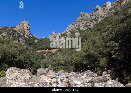 Blick auf das Caroux-Massiv und die Schluchten von Heric. Haut-Languedoc, Occitanie, Frankreich Stockfoto