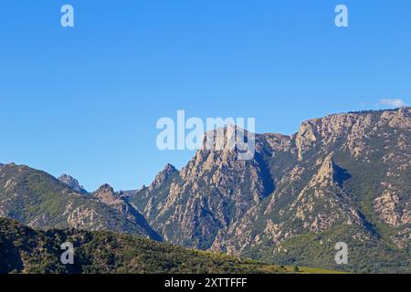 Blick auf das Caroux-Massiv und die Schluchten von Heric. Haut-Languedoc, Occitanie, Frankreich Stockfoto