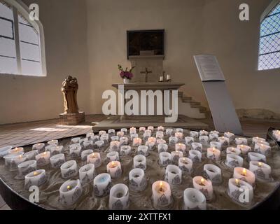 16.08.2024 in der Kapelle von Vitt, oberhalb des gleichnamigen Fischerdorfes Vitt, einem Fischerdorf auf der vorpommerschen Insel Rügen im Landkreis Vorpommern-Rügen in Mecklenburg-Vorpommern, haben Besucher Kerzen angezündet. Die Kapelle ist ein einfacher oktogonaler Bau mit Reetdach. Das Dorf gehört zur Gemeinde Putgarten und steht unter Denkmalschutz. Kap Arkona Ostsee Mecklenburg-Vorpommern Deutschland *** 16 08 2024 in der Kapelle Vitt, oberhalb des gleichnamigen Fischerdorfes Vitt, einem Fischerdorf auf der Insel Rügen im Landkreis Vorpommern Rügen in Mecklenburg-Vorpommern, Stockfoto