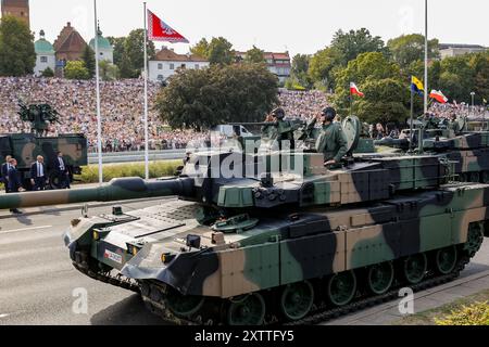 Warschau, Polen. August 2024. Polnische Soldaten präsentieren K2 Black Panther Panzer auf der Wislostrada im Zentrum von Warschau, der Hauptstadt Polens, während einer Militärparade am Polnischen Armeetag. Die Parade präsentiert über 200 Militäreinheiten der polnischen Armee. Der polnische Präsident Andrzej Duda, Premierminister Donald Tusk und viele andere polnische Politiker beobachten die Parade. (Foto: Dominika Zarzycka/SOPA Images/SIPA USA) Credit: SIPA USA/Alamy Live News Stockfoto