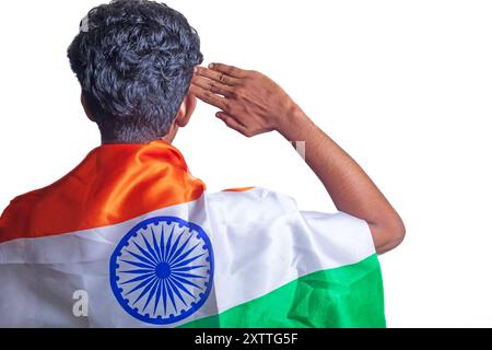 Eine junge Person, die mit einer indischen Flagge auf weißem Hintergrund über der Schulter grüßt. Patriotismus und Nationalstolz. Stockfoto