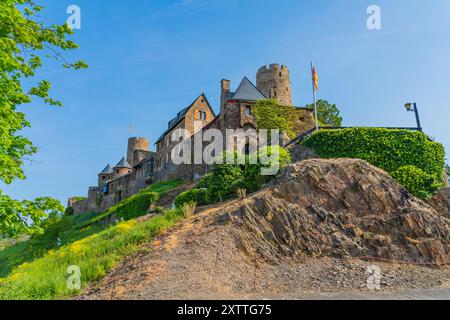 Alken - Deutschland, 01.05.2024: Schloss Thurant bei Alken an der Mosel im Frühjahr Stockfoto