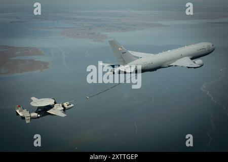 Eine KC-46A Pegasus führt Tanker-Empfänger-Kompatibilitätstests mit einem E-2D Advanced Hawkeye vom Lufttest der US Navy und Evalu durch Stockfoto