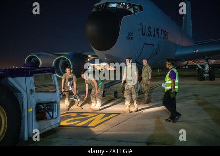 Die US Air National Guardsmen des 141. Luftbetankungsflügels befestigen einen KC-135 Stratotanker an einem Rollfahrzeug auf der Don Muang Royal Thai Air Force Base Stockfoto