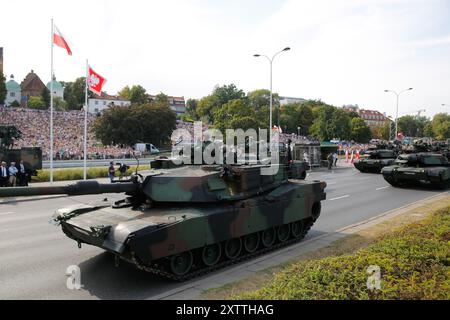 Warschau, Polen. August 2024. Polnische Militärangehörige präsentieren während einer Militärparade am Tag der Polnischen Armee die Panzer M1A1FEP Abrams auf der Wislostrada im Zentrum von Warschau, der Hauptstadt Polens. Die Parade präsentiert über 200 Militäreinheiten der polnischen Armee. Der polnische Präsident Andrzej Duda, Premierminister Donald Tusk und viele andere polnische Politiker beobachten die Parade. Quelle: SOPA Images Limited/Alamy Live News Stockfoto