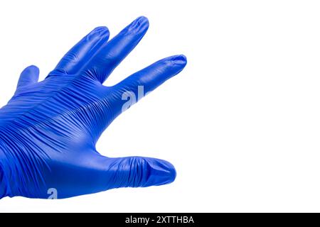 Hand in blauem Handschuh isoliert auf weißem Hintergrund. Medizinisches Konzept. Stockfoto