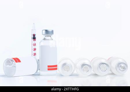 Medizinische Fläschchen und Spritze auf weißem Hintergrund mit Kopierraum. Impfkonzept Stockfoto