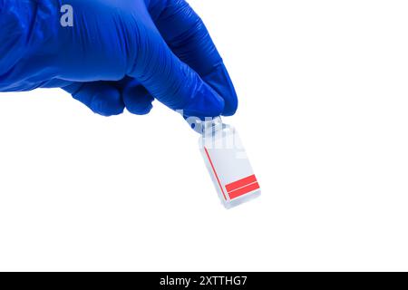 Hand in blauen Handschuhen, die eine Durchstechflasche mit Impfstoff isoliert auf weißem Hintergrund mit Kopierraum halten Stockfoto
