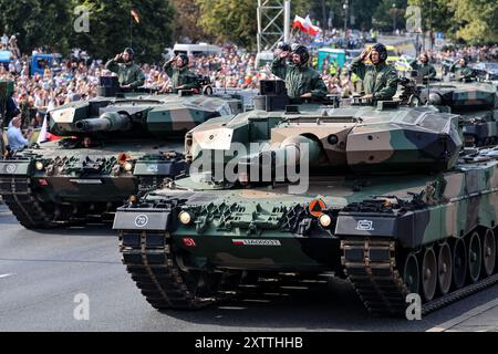 Warschau, Polen. August 2024. Polnische Soldaten präsentieren Leopard 2PL-Panzer auf der Wislostrada im Zentrum von Warschau, der Hauptstadt Polens, während einer Militärparade am Tag der polnischen Armee. Die Parade präsentiert über 200 Militäreinheiten der polnischen Armee. Der polnische Präsident Andrzej Duda, Premierminister Donald Tusk und viele andere polnische Politiker beobachten die Parade. Quelle: SOPA Images Limited/Alamy Live News Stockfoto