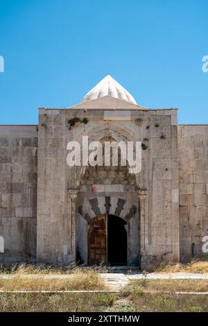 Susuz Caravanserai, erbaut von Giyaseddin Keykubad bin Keyhusrev, liegt an der Antalya Burdur Straße. Susuz kervansarayi Stockfoto