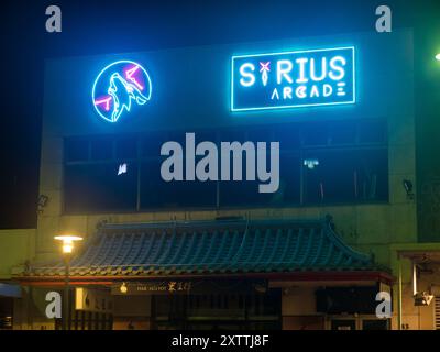 Außenansicht des Spielezentrums Sirius Arcade und des Star Hot Pot Restaurants in Gouger Street at Night in Adelaide, Australien. Stockfoto