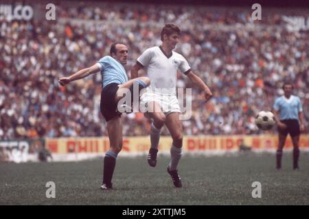 ARCHIVFOTO: Max Lorenz wird am 19. August 2024 85 Jahre alt, Duelle, Action zwischen Roberto MATOSAS (URU, l.) und Max LORENZ (BRD); Fußball-Weltmeisterschaft 1970 in Mexiko, Spiel um den 3. Platz Bundesrepublik Deutschland (BRD) - Uruguay (URU) 1:0, am 20. Juni 1970 in Mexiko-Stadt. ? Stockfoto