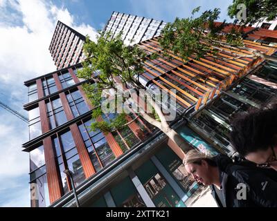 Ein Crown Place-Gebäude mit gemischter Nutzung und Wohnwohnungen, Büros, Hotels, Restaurants und Bars Stockfoto