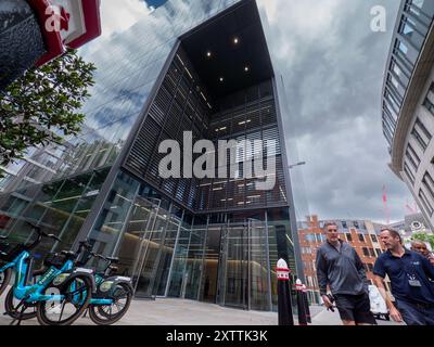 One Bartholomew, 1 Bartholomew Close London, Büros des Trade Desk, Infrared Capital Partners, der University of Chicago Booth School of Business, cxpartners, finnCap, mit Fußgängern im Vordergrund. Stockfoto