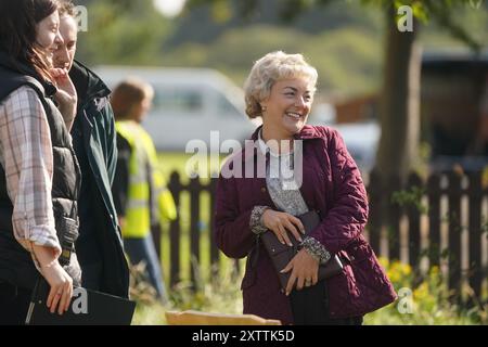 Sheridan Smith am Set für das neue ITV-Drama I Fiought the Law in Shiremoor, North Tyneside. Die Schauspielerin übernimmt die Rolle der Ann Ming, einer Theaterschwester aus Tyneside und der Mutter von Julie Hogg, die verschwand und später ermordet aufgefunden wurde. Bilddatum: Freitag, 16. August 2024. Stockfoto