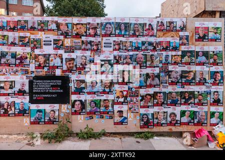 Stamford Hill, London, Großbritannien. August 2024. Nach einem viralen Video, in dem eine Frau Geiselplakate in Stamford Hill abkratzte, ersetzte eine kleine Gruppe jüdischer und Christen die Plakate, um weiterhin auf die Not der 115 Zivilisten aufmerksam zu machen, die aus Israel entführt und noch immer in Gaza in Gefangenschaft gehalten wurden. über 10 Monate nach ihrer Entführung. Quelle: Amanda Rose/Alamy Live News Stockfoto