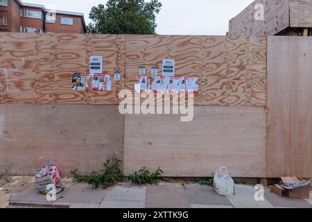 Stamford Hill, London, Großbritannien. August 2024. Nach einem viralen Video einer Frau, die Geiselplakate in Stamford Hill kratzt, das Foto zeigt die Schäden an den Plakaten, bevor eine kleine Gruppe jüdischer und christlicher Menschen die Plakate ersetzte, um das Bewusstsein für die Not der 115 Zivilisten zu schärfen, die über 10 Monate nach ihrer Entführung aus Israel entführt und noch immer in Gefangenschaft in Gaza gehalten wurden. Quelle: Amanda Rose/Alamy Live News Stockfoto