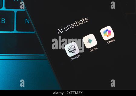 Sprachmodelle der künstlichen Intelligenz auf dem Smartphone-Bildschirm. ChatGPT, Gemini und Copilot Stockfoto