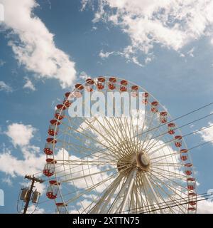 Sommerrad vor einem hellblauen Himmel mit Wolken Stockfoto