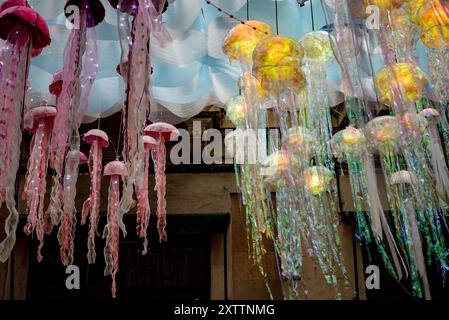 16. August 2024, Barcelona, Spanien: Handgemachte Quallen schmücken die Carrer Tordera im Stadtteil Gracia anlässlich der Feierlichkeiten des Viertels. Quelle: Jordi Boixareu/Alamy Life News Stockfoto