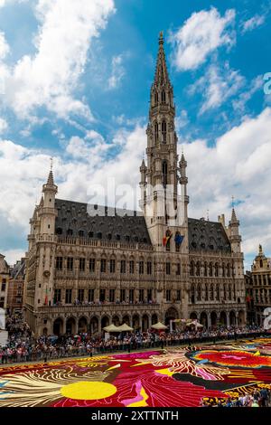 Brüsseler Rathaus am Grand Place mit Blumenteppich, Belgien. Stockfoto