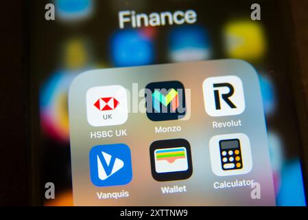 Nahaufnahme eines Smartphone-Bildschirms mit beliebten Finanz- und Banking-Apps wie Revolut, Monzo, Vanquis und HSBC UK. Digitales und mobiles Banking Stockfoto