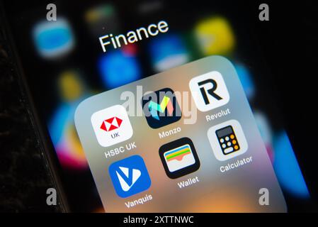 Nahaufnahme eines Smartphone-Bildschirms mit beliebten Finanz- und Banking-Apps wie Revolut, Monzo, Vanquis und HSBC UK. Digitales und mobiles Banking Stockfoto