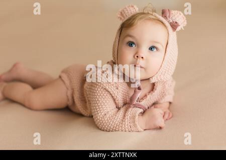 Mädchen mit rosa Bärenhaube Stockfoto