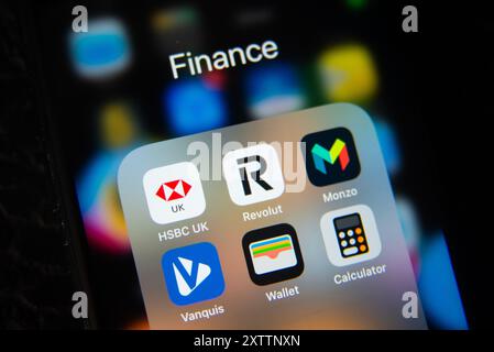 Nahaufnahme eines Smartphone-Bildschirms mit beliebten Finanz- und Banking-Apps wie Revolut, Monzo, Vanquis und HSBC UK. Digitales und mobiles Banking Stockfoto