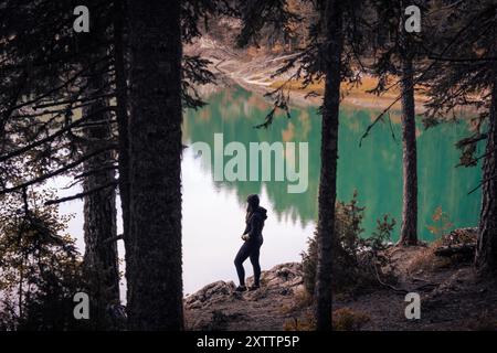 Solo Wanderer genießt einen ruhigen Moment am Mountain Lake Stockfoto