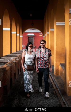 Fröhliche Paare Schlendern Durch Antigua, Guatemala Stockfoto