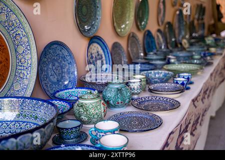 Ein Tisch voller blauer und grüner Teller und Schüsseln Stockfoto