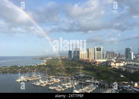 Stürmischer Regenbogen über der Marina in Honolulu Stockfoto