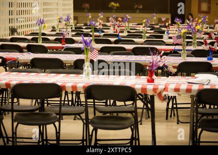 Banketttische mit Blumen und amerikanischen Flaggen Stockfoto