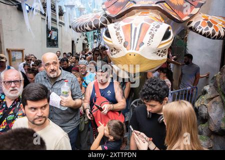 Barcelona, Barcelona, Spanien. August 2024. Tausende von Menschen strömen während des Gracia Festivals in die geschmückten Straßen von Gracia, jedes Jahr voller und voller Tourismus. Dies ist eine Tradition, in der die Nachbarn jeder Straße zusammenkommen, um sie als Symbol der Brüderlichkeit und Identität zu schmücken. (Kreditbild: © Marc Asensio Clupes/ZUMA Press Wire) NUR REDAKTIONELLE VERWENDUNG! Nicht für kommerzielle ZWECKE! Stockfoto